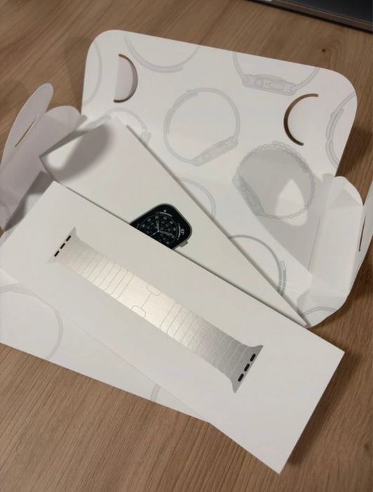 Apple Watch Series 11 GPS + Cellular, 46 mm, em Titânio Natural com Bracelete de Elos Natural.