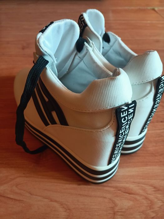 Sneakersy na koturnie Shein