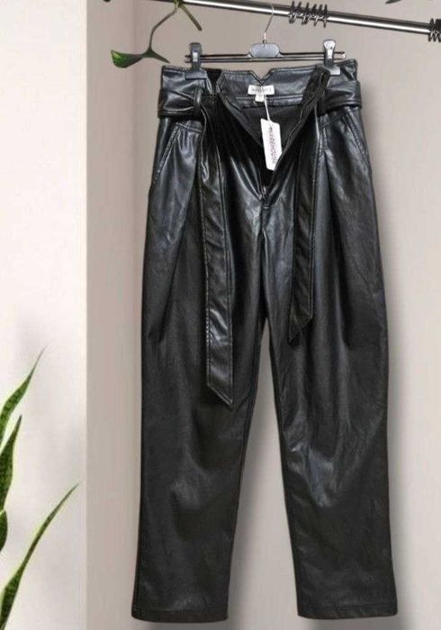 Черные брюки с защипами из эко кожи утепленные Warehouse