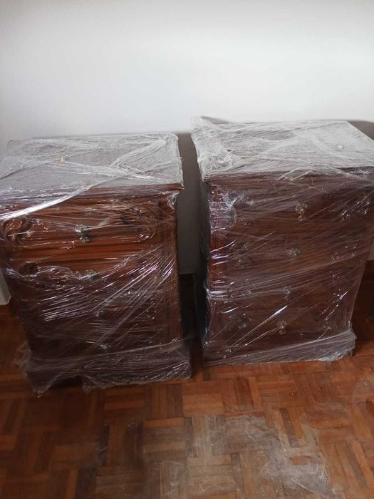 Mobília de Quarto em Madeira escura (Cama, Cómoda e Mesas de cabeceira)