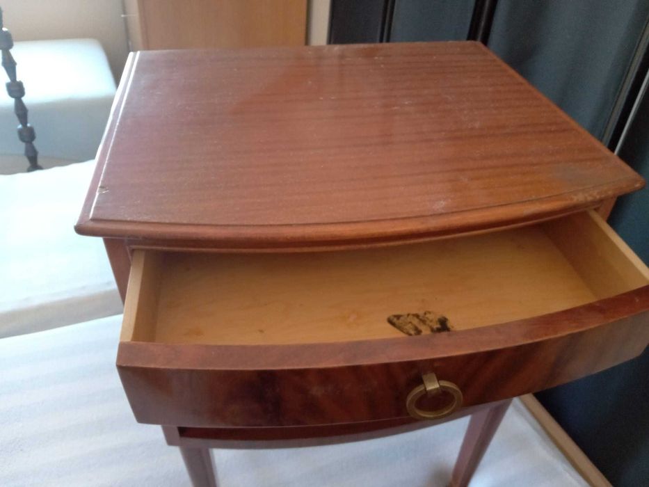 Sliczna nocna szafeczka