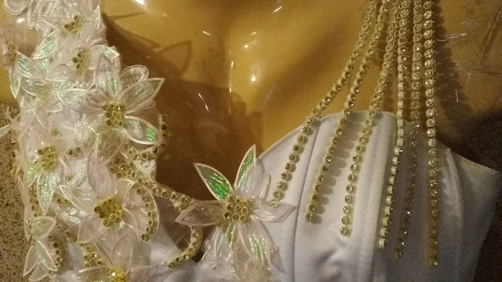 Продам свадебное платье и нижнюю юбку на кольцах.