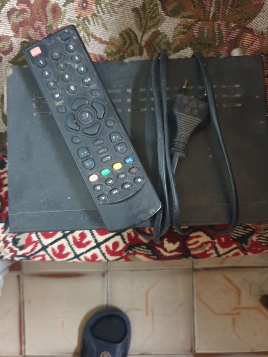 Продам  тюнер  б  /у Т 2 на запчастини
