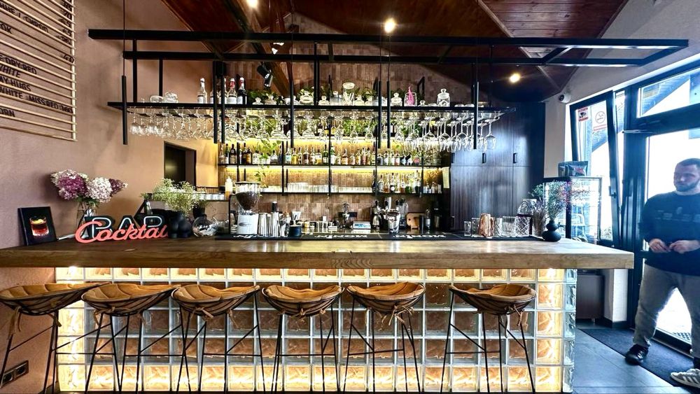 Продаж фасадного поиміщення з діючим бізнесом