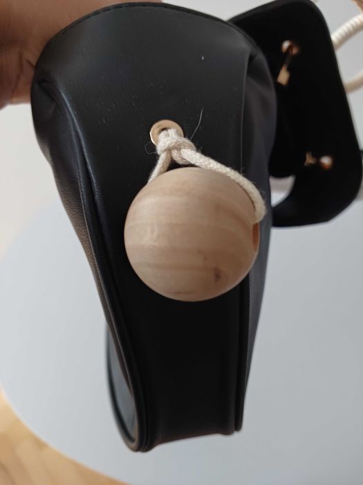 Torebka Mango czarna złota rączka sculptural mini