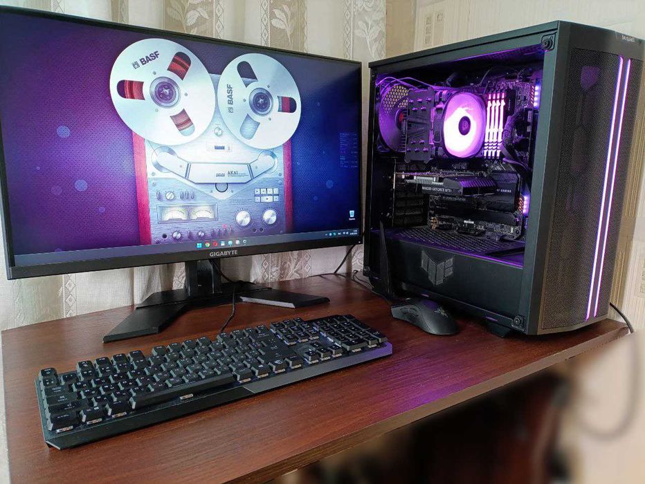 Чудовий компьютер з монітором з надійних комплектуючих. Ідеальний стан