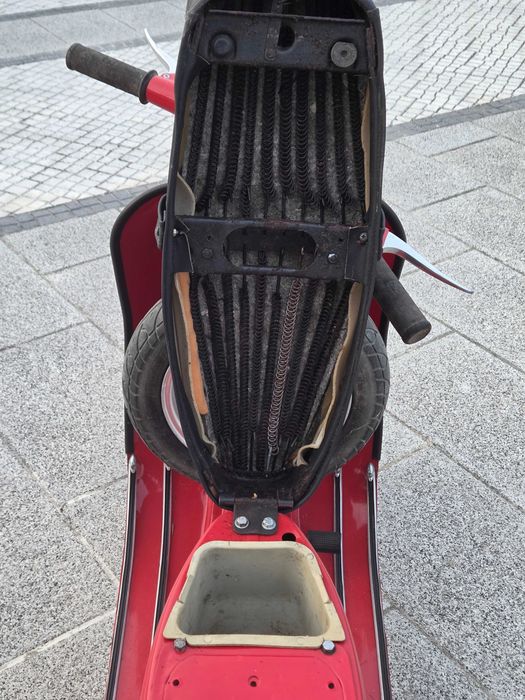 Vespa 50 vermelha