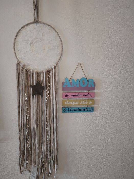 Caça-sonhos em creme e branco com altura de 1.35cm