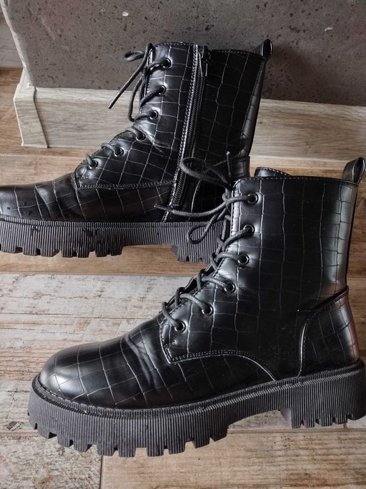 Buty czarne wiązane 39