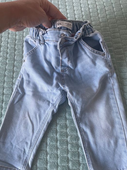 Roupas, sapatos, carrinhos e brinquedos