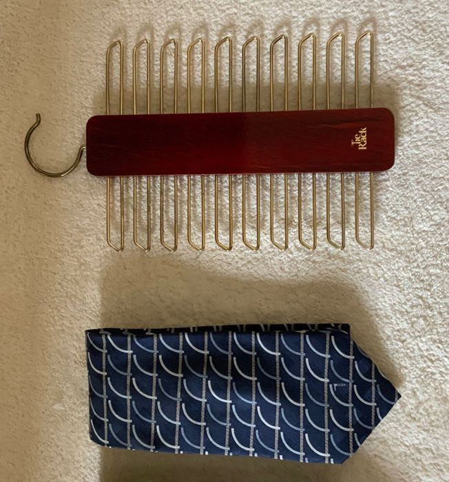 Gravatas diversas em seda e lenços de pescoço