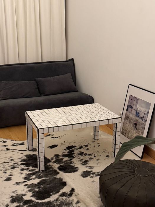 Mesa de centro minimalista em azulejos brancos