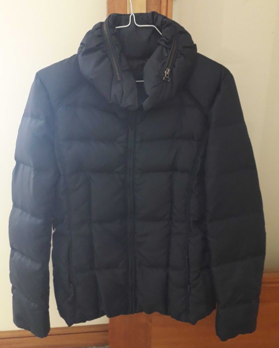 Kispo curto acolchoado de penas e plumas (azul marinho)