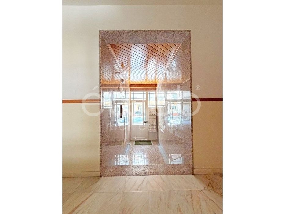 Apartamento T2 com arrecadação para venda na Quinta do Conde