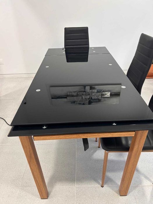 Mesa de sala e seis cadeiras
