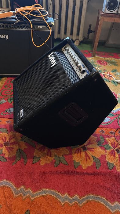 Басовый комбоусилитель laney rb5