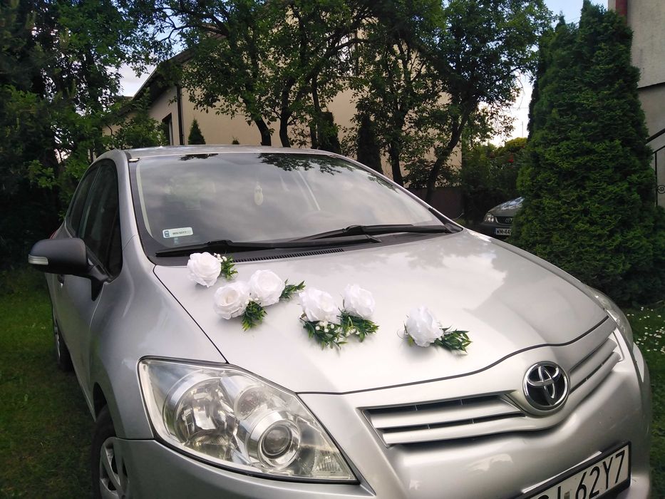 Dekoracja samochodu na ślub białe róże
