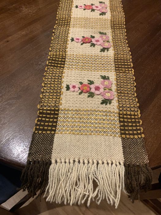 Stary wełniany bieżnik podłużny z frędzlami.