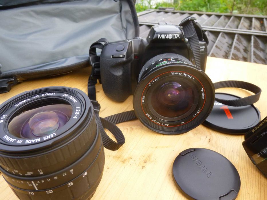 MINOLTA Dynax 500 Camera with Two Lenses and Flash64751898264066121