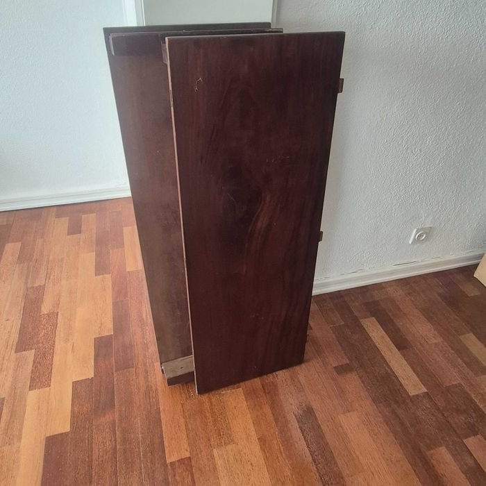 Mesa de jantar redonda clássica com pé de galo