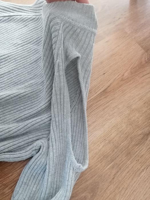 Sweter golf odkryte ramiona