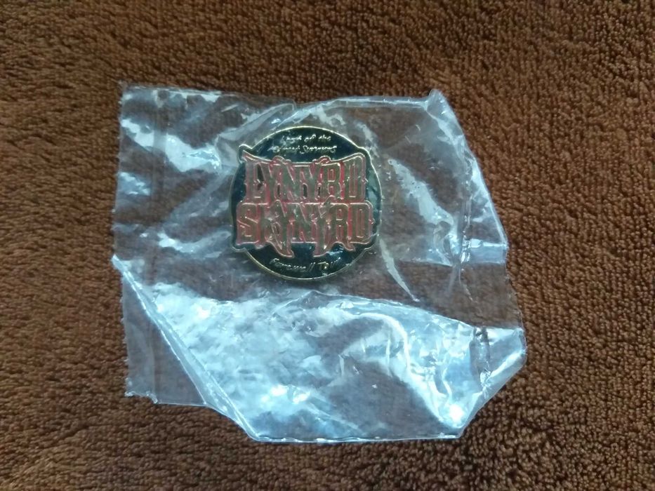 LYNYRD SKYNYRD - znaczek metalowy na pins zespołu Lynyrd Skynyrd