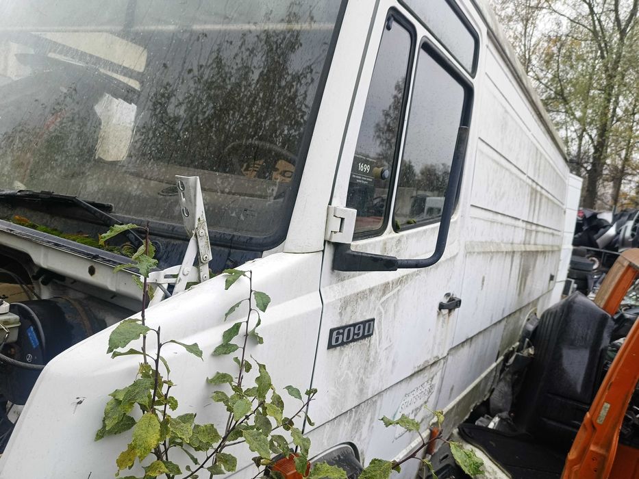 mercedes 609D bez silnika i skrzyni samochód na części