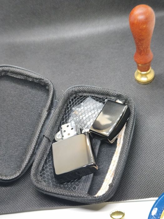 Isqueiro Estilo Zippo absolutamente Novo com bolsa.