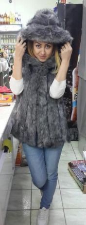 Меховая желетка с капюшоном.размер L