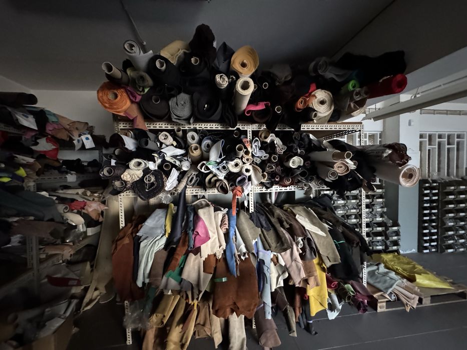 Lote de pele e tecidos para industria de calçado