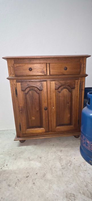 Móvel de madeira com cerca de 85cm de altura