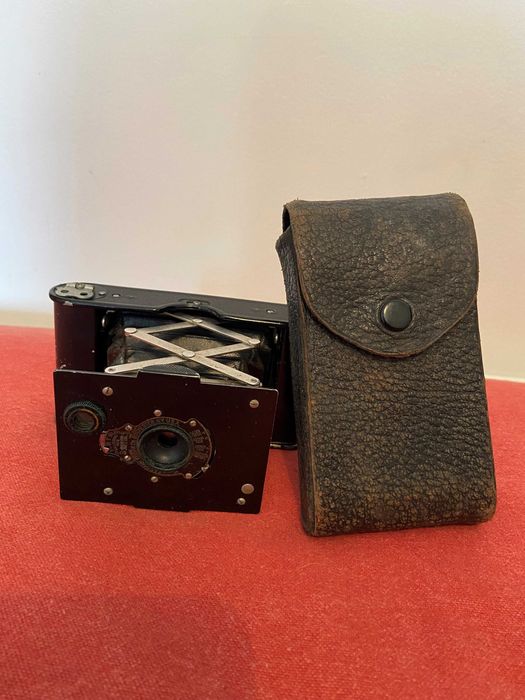 Máquina fotográfica muito antiga Kodak, com estojo