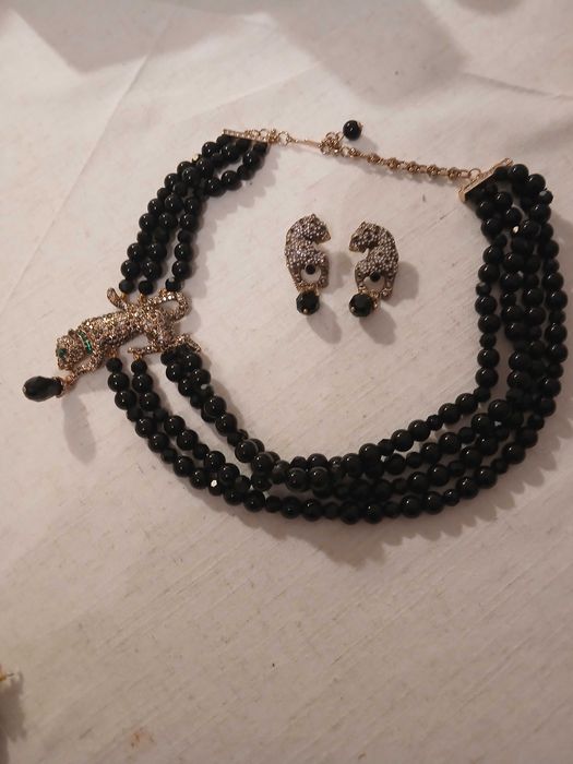 Brincos e colar com leopardo