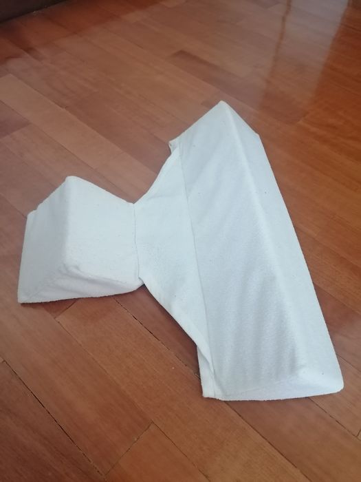 Almofada para auxiliar na posição correta do bebé dormir