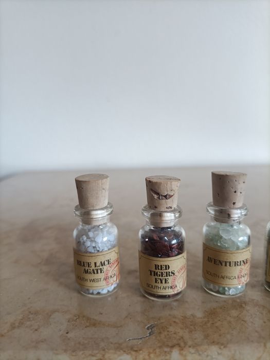 Coleção de pedras semi preciosas em pequenos frascos com certificado