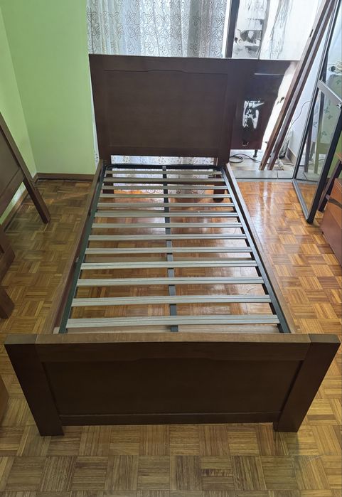 Cama de solteiro em madeira com estrado e colchão – ótimo estado