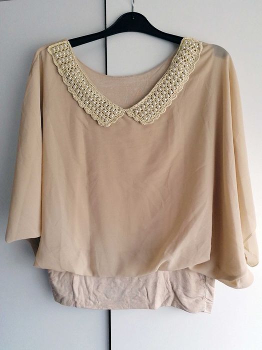 Blusa Clássica Bege com Gola de Pérolas