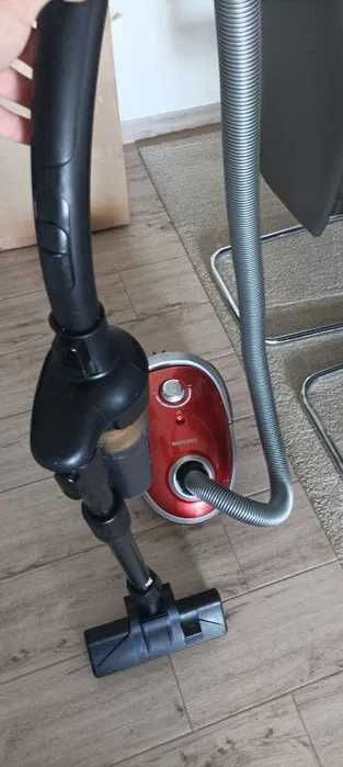 Aspirador Samsung 850W 2,5L vermelha, com acessórios incluídos