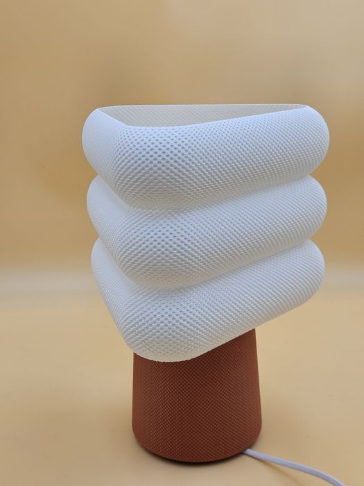Candeeiro de mesa “Triangular Retro Lamp” | Impressão 3D em PLA