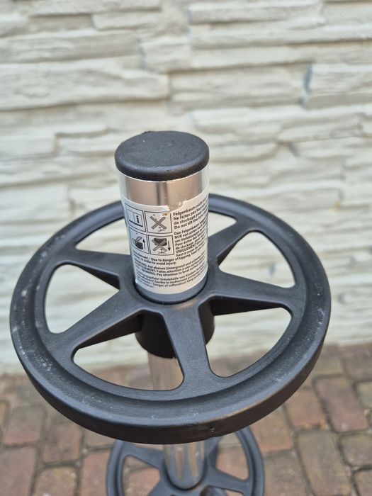 Stojak na koła do samochodu