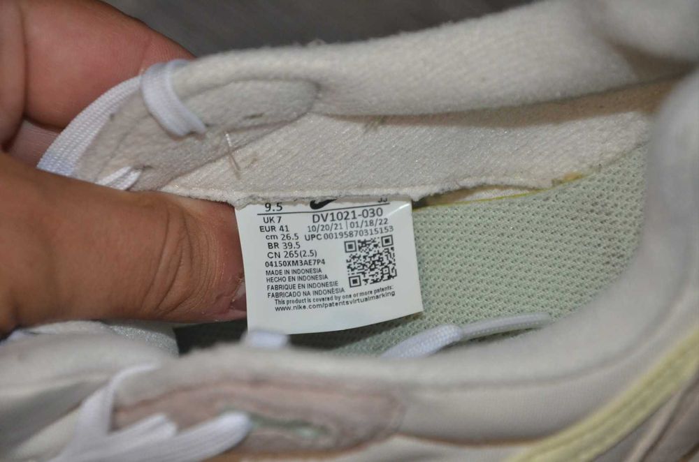 Продам кросівки Фірма Nike Air Max Dawn .