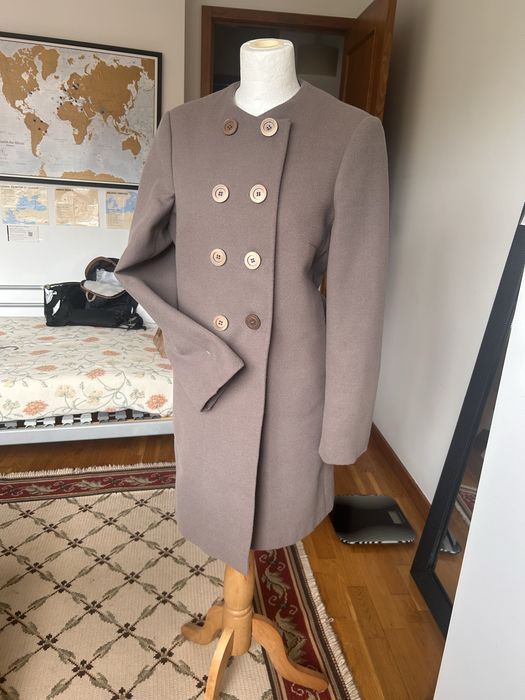 Vendo casaco comprido da marca Mo Urban, num tom cinzento-acastanhado/fudge muito versátil e elegante.