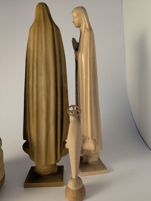 Três estatuetas de madeira de Fátima