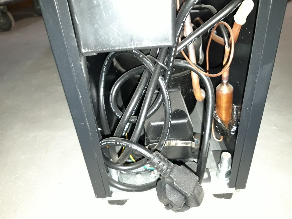 Mała lodówka do wina 15 cm szerokości pod blat winiarka chlodziarka