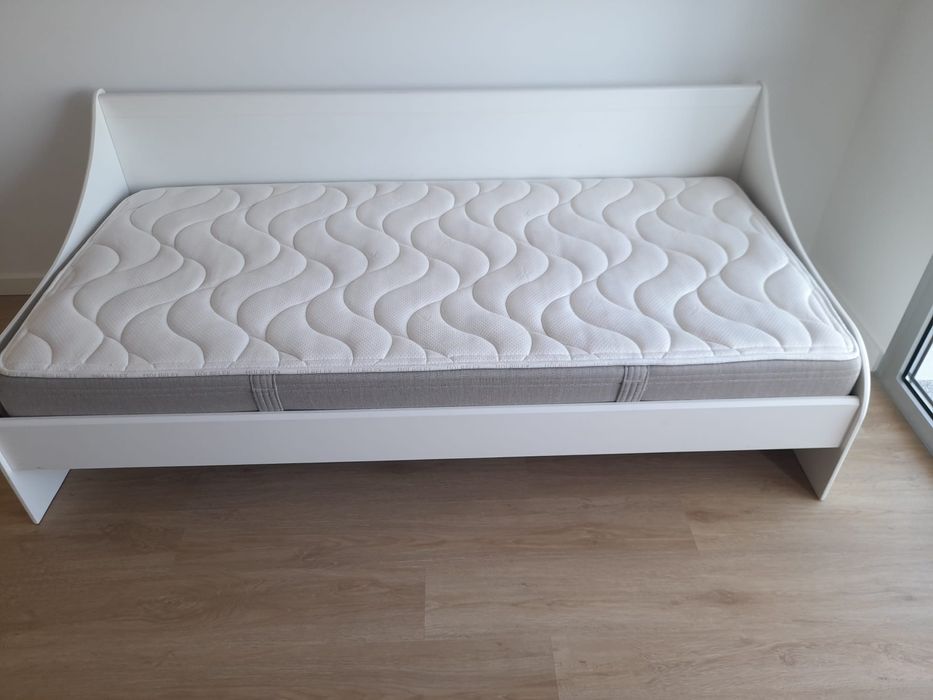 Cama branca de 90cm por 1.90m com colchão moloflex incluído