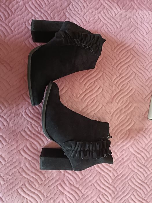 Botas de camurça e pele pretas tamanho 35