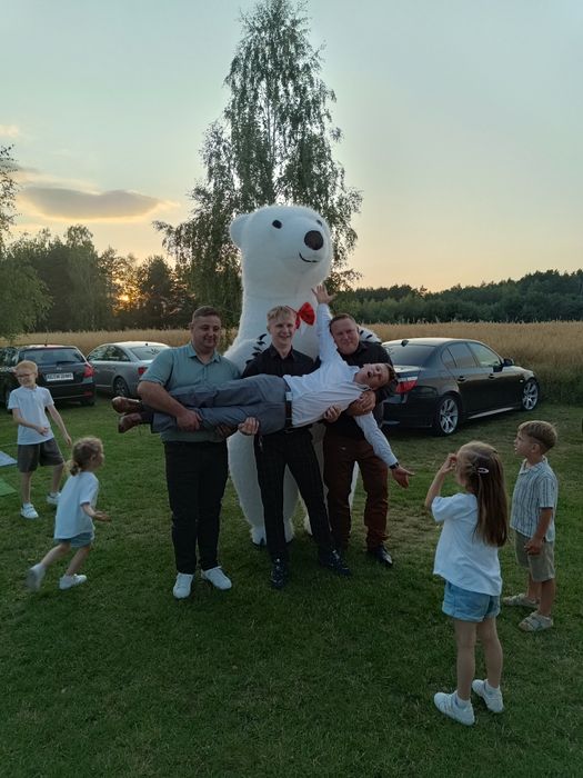 Biały miś na imprezę