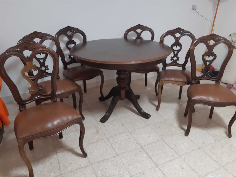 Mesa e cadeiras em bom estado