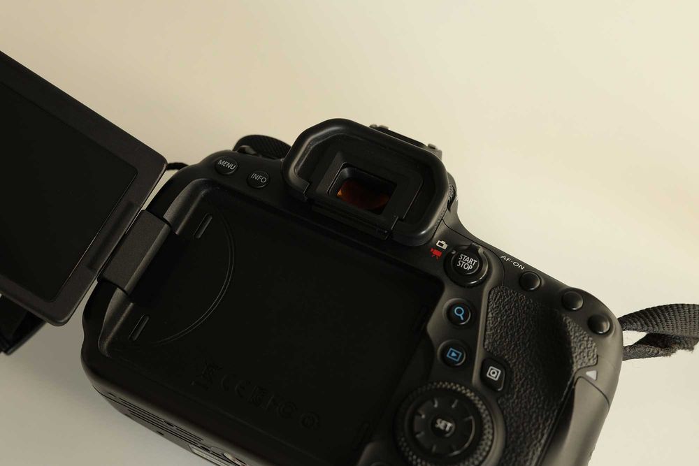 Продам Canon EOS 6D Mark II, fullframe, новий затвор, 3 акамулятора