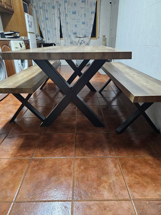 Mesa com bancos de cozinha ou exterior